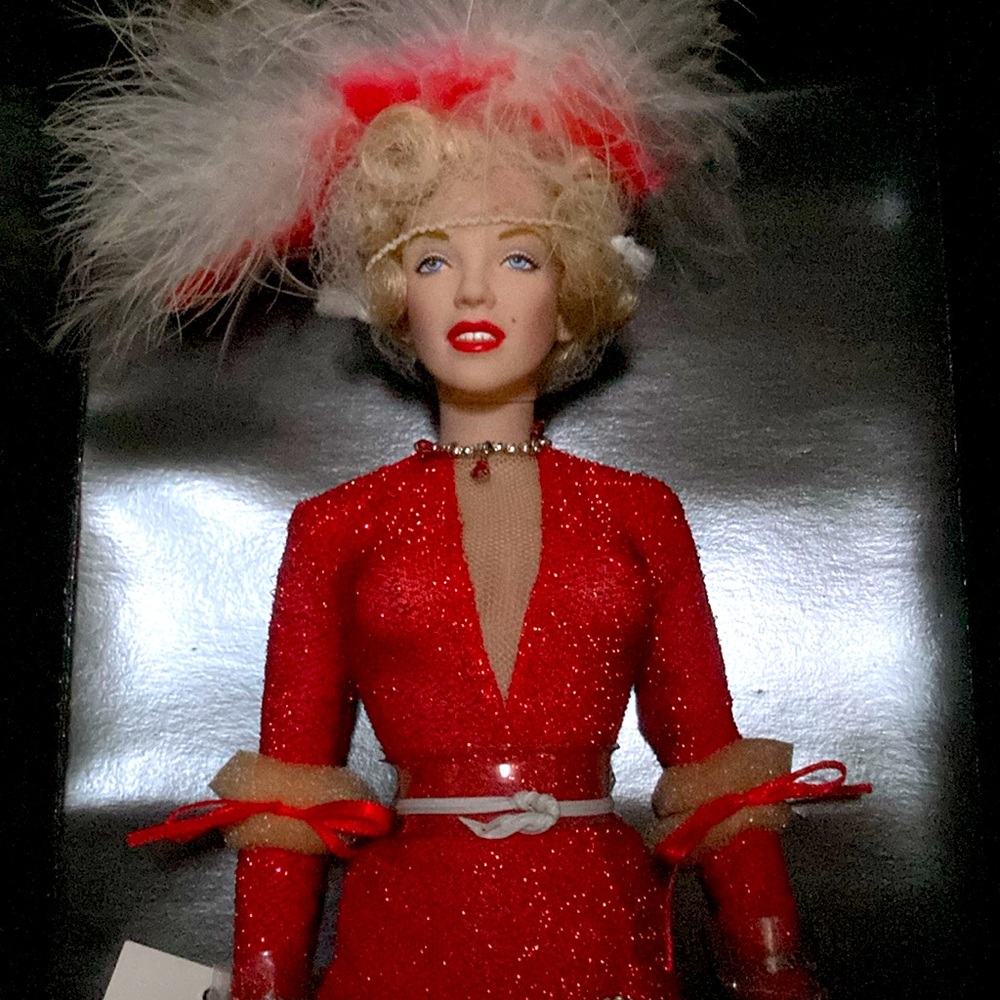 Marylin Monroe Doll